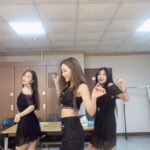 Hong Jin-young Instagram - 공연전 #내보조배터리들이랑 #얘들이요즘유행이라며 #알랴줌ㅋ #유행따라가기힘들다요💦 🤭