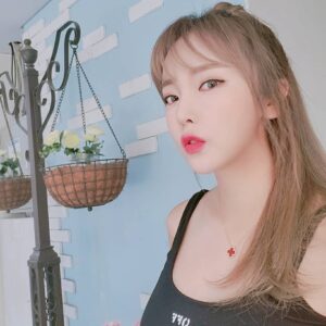 Hong Jin-young Instagram - 오늘은 반묶머리하고오~♡