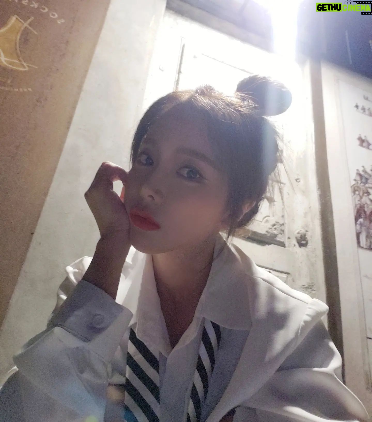 Hong Jin-young Instagram - 모두들 좋은밤 보내세여♡ #그대얼굴 들으러 휘리릭🙈
