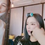 Hong Jin-young Instagram - 아까 헤어스타일 어케바꿀까 예스리랑 얘기하고있는데 윤선이 쉐딩치는거보소ㅋㅋㅋㅋㄱㄱ 쉐딩을 얼굴전체에ㅋㄱㄱㄱㅋ 손이 참많이가는 #나란여자 ㅋㅋㅋ