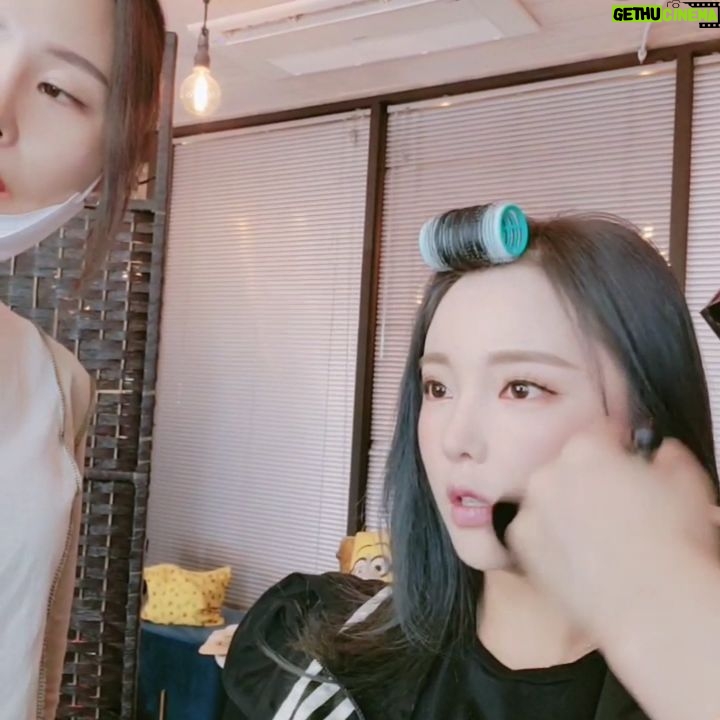Hong Jin-young Instagram - 아까 헤어스타일 어케바꿀까 예스리랑 얘기하고있는데 윤선이 쉐딩치는거보소ㅋㅋㅋㅋㄱㄱ 쉐딩을 얼굴전체에ㅋㄱㄱㄱㅋ 손이 참많이가는 #나란여자 ㅋㅋㅋ