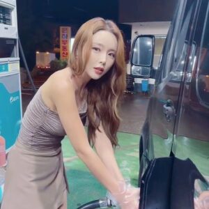 Hong Jin-young Instagram - 김해 온 김해 ㅋㄱㅋㅋㅋ #셀프주유 #무대의상입고있어서
#주유소에서는 아주 #언발란스룩 이긴 합니다만🤭