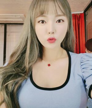 Hong Jin-young Instagram - 어제 장장장시간 촬영후 오늘 난 #영혼가출 😴