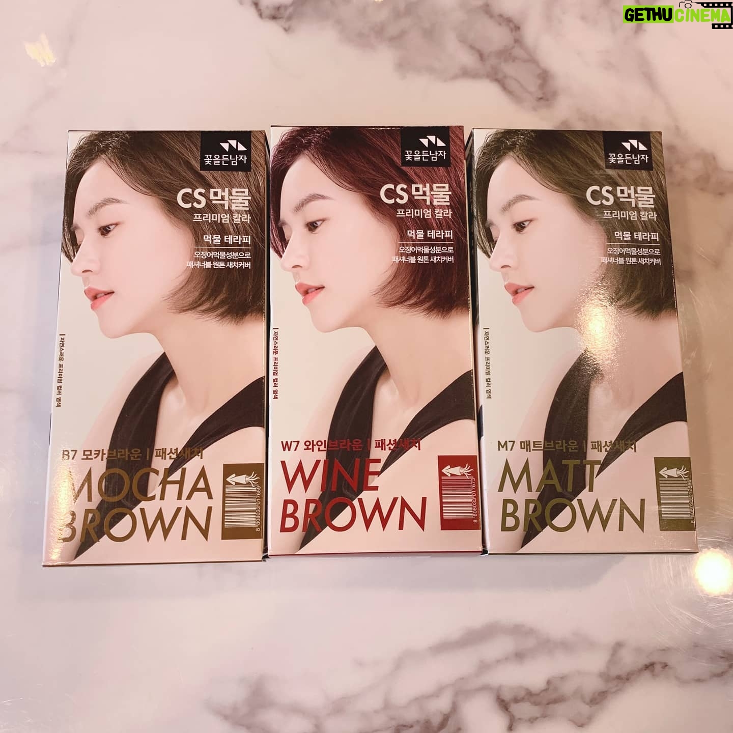 Hong Jin-young Instagram - #완전광고 #광고겸소소한쌈바홍갑툭튀이벤트 좀 길긴한데 끝까지 읽어주세용~^^ 올가을컬러는 너로정했다 #와인브라운 #꽃을든남자 에서 #염색약 받았는데 딱 가을컬러여서 이번머리컬러 정하는데 너무쉬워버렸죠?저는 샵에서 염색하니까 솔직히 염색약 필요없어요 근데 #새치염색약 으로 딱이라니까 잠시 #염색약추천 해볼께요 그리고 이글은 #광고글 맞아서 광고주님이 원하시는 해시태그 폭탄한번 갈께요? 해시태그 나혼자서 H&A #해시태그앤드엔서 #대놓고광고 #앞광고 #셀프염색 #CS먹물프리미엄 이건먼지 저도모르겠는데 영어붙어서 왠지좋아보이구요 #염색약맛집 이랍니다 그건 써봐야알겠죠? #염색갈증 염색에도 갈증이나나요? 이건무슨 해시태그람 #먹물테라피 먹물은 오징어 #인생염색 그래서 난 인생 광고사진 건지려고 염색약들고 수십장찍음 #염색약잘하는곳 저어릴때부터 있던 브랜드니까 아마 잘하시는건 당연하겠져 아니 잘하셔야합니다 #미용실염색 제가 다니는 샵에선 안쓰는거같아여 분발해주세여 #hairstyle my Instagram style #광고끝 아참!!! 그리고 제가 총 세개 받았는데요 한개는 궁굼해서 새치필요한분에게 시험차 해드렸구요ㅋ꽃남에서 보내주신거 두개가 남았어요 #와인브라운 #모카브라운 이렇게 있어서 올영가서 열개정도 더사서 드릴랬는데 재고가 흑갈색 두개밖에 안남아서..못샀습니다ㅜ 그럼 받았던거 두개남았고 두개더샀으니깐 총 4개있어요~~^^ㅋㅋㅋ 염색이 필요하신분들 댓글주시면 보내드릴께요?ㅋㅋㅋㅋㅋㅋ 두개는 레알로 #내돈내산 #내산니줌 #잇힝♡