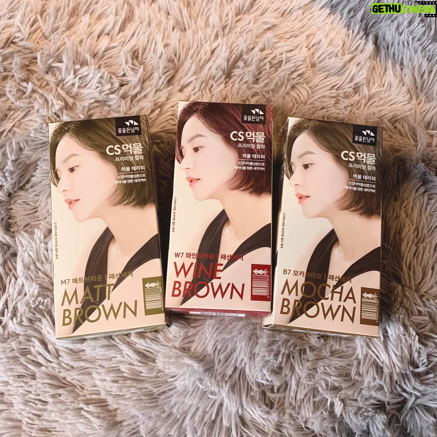 Hong Jin-young Instagram - #완전광고 #광고겸소소한쌈바홍갑툭튀이벤트 좀 길긴한데 끝까지 읽어주세용~^^ 올가을컬러는 너로정했다 #와인브라운 #꽃을든남자 에서 #염색약 받았는데 딱 가을컬러여서 이번머리컬러 정하는데 너무쉬워버렸죠?저는 샵에서 염색하니까 솔직히 염색약 필요없어요 근데 #새치염색약 으로 딱이라니까 잠시 #염색약추천 해볼께요 그리고 이글은 #광고글 맞아서 광고주님이 원하시는 해시태그 폭탄한번 갈께요? 해시태그 나혼자서 H&A #해시태그앤드엔서 #대놓고광고 #앞광고 #셀프염색 #CS먹물프리미엄 이건먼지 저도모르겠는데 영어붙어서 왠지좋아보이구요 #염색약맛집 이랍니다 그건 써봐야알겠죠? #염색갈증 염색에도 갈증이나나요? 이건무슨 해시태그람 #먹물테라피 먹물은 오징어 #인생염색 그래서 난 인생 광고사진 건지려고 염색약들고 수십장찍음 #염색약잘하는곳 저어릴때부터 있던 브랜드니까 아마 잘하시는건 당연하겠져 아니 잘하셔야합니다 #미용실염색 제가 다니는 샵에선 안쓰는거같아여 분발해주세여 #hairstyle my Instagram style #광고끝 아참!!! 그리고 제가 총 세개 받았는데요 한개는 궁굼해서 새치필요한분에게 시험차 해드렸구요ㅋ꽃남에서 보내주신거 두개가 남았어요 #와인브라운 #모카브라운 이렇게 있어서 올영가서 열개정도 더사서 드릴랬는데 재고가 흑갈색 두개밖에 안남아서..못샀습니다ㅜ 그럼 받았던거 두개남았고 두개더샀으니깐 총 4개있어요~~^^ㅋㅋㅋ 염색이 필요하신분들 댓글주시면 보내드릴께요?ㅋㅋㅋㅋㅋㅋ 두개는 레알로 #내돈내산 #내산니줌 #잇힝♡