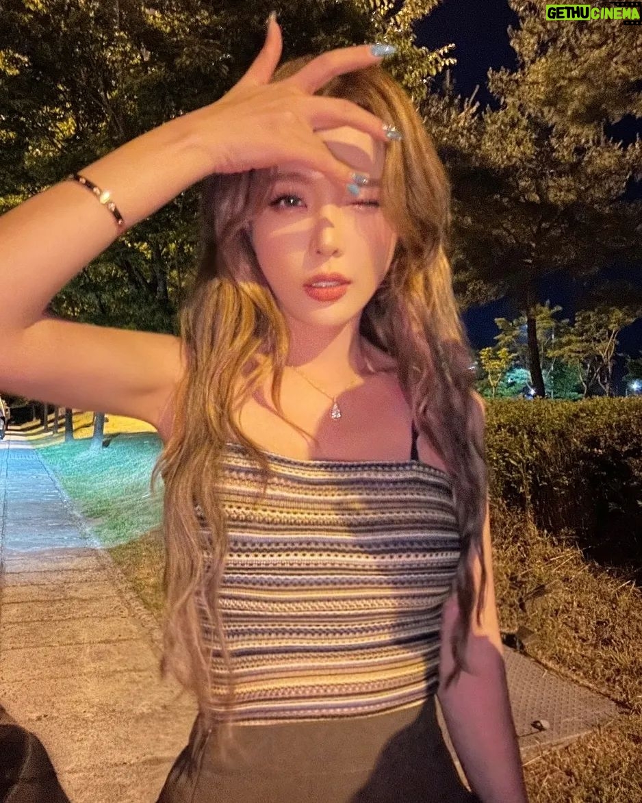 Hong Jin-young Instagram - 오늘밤에~~아무도모르게~~~🎶