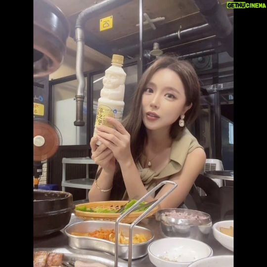 Hong Jin-young Instagram - 어제 제주 공연끝나고 흑돼지에 우도땅콩막걸리 #술못마시는1인 #달달하니음료수같아서 #홀짝홀짝마시다가 #잠한숨못자고새벽뱅기로서울행 #막걸리겁없이마시면이케됩니다ㅋ #인천계양구여러분반가웠어요오 #비마니맞으셨을텐데 #꼭따뜻하게하고주무세요♡
