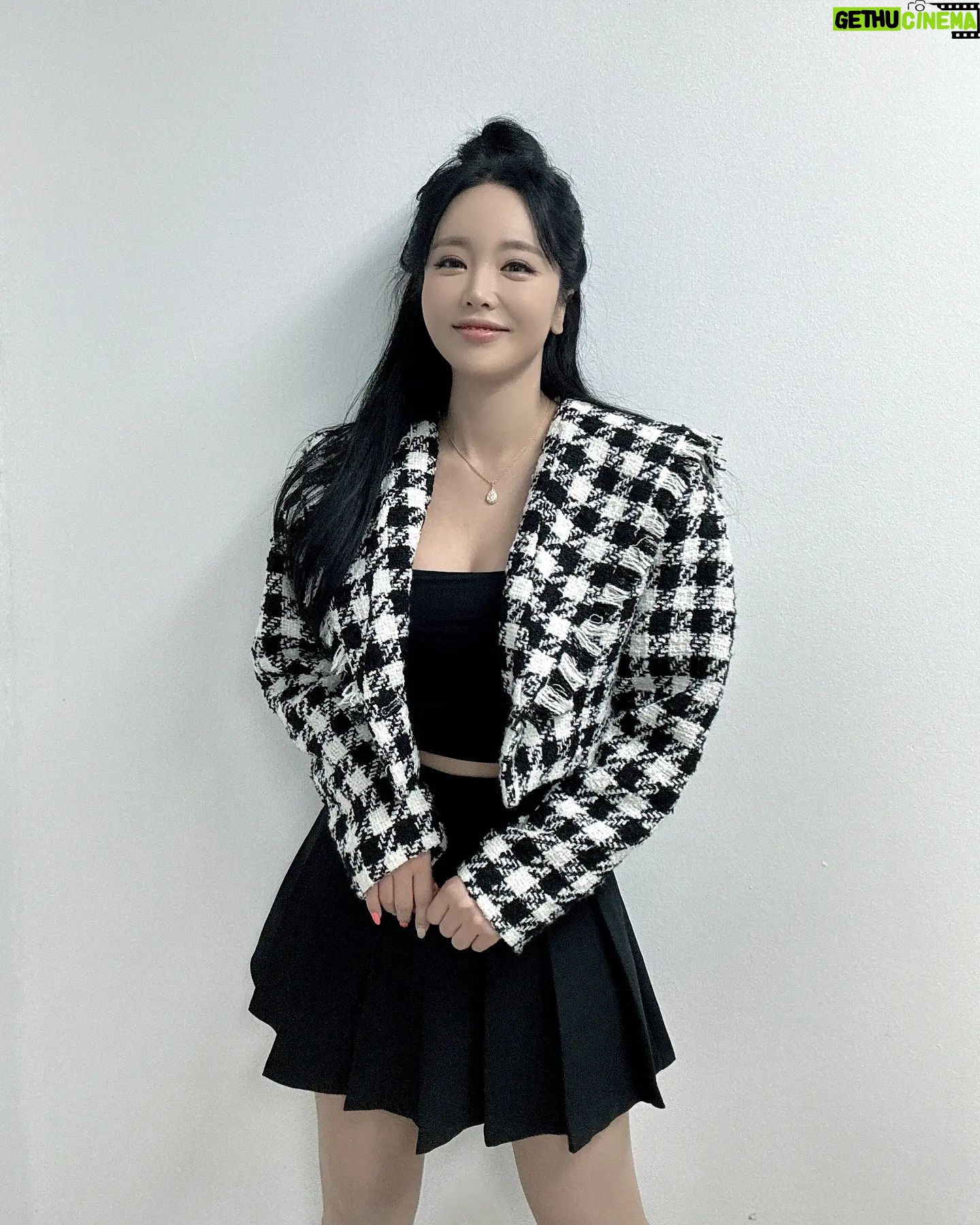 Hong Jin-young Instagram - 낮에는 #반팔 밤에는 #긴팔 이것은 #낮반밤긴 ☺️