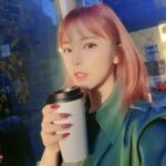 Hong Jin-young Instagram - 이른아침부터 스케줄~~🤭 오늘은 뚜둥!!!!! 오후6시 신곡 #안돼요 공개되는날^^ #둑흔둑흔💕 일단 이따 5시반에 V라이브에서 만나효~~!!!모두들 오늘하루도 홧티이잉🥰