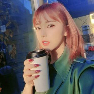 Hong Jin-young Instagram - 이른아침부터 스케줄~~🤭 오늘은 뚜둥!!!!! 오후6시 신곡 #안돼요 공개되는날^^ #둑흔둑흔💕 일단 이따  5시반에 V라이브에서 만나효~~!!!모두들 오늘하루도 홧티이잉🥰