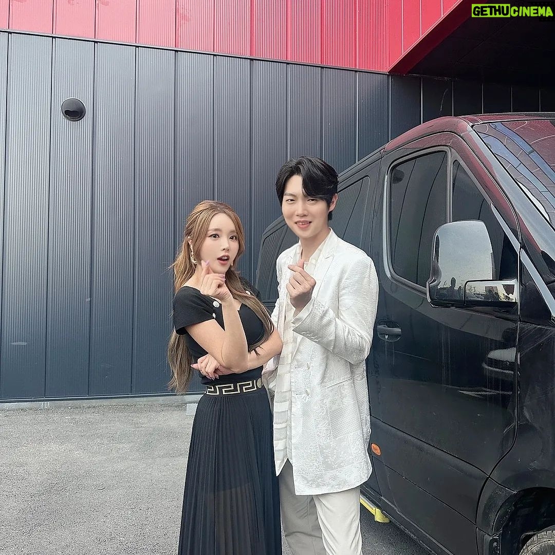 Hong Jin-young Instagram - 오늘밤 10시 #mbn #불타는장미단 #흥트페 #오늘밤에 씬나고 즐거운무대 함께해요♡