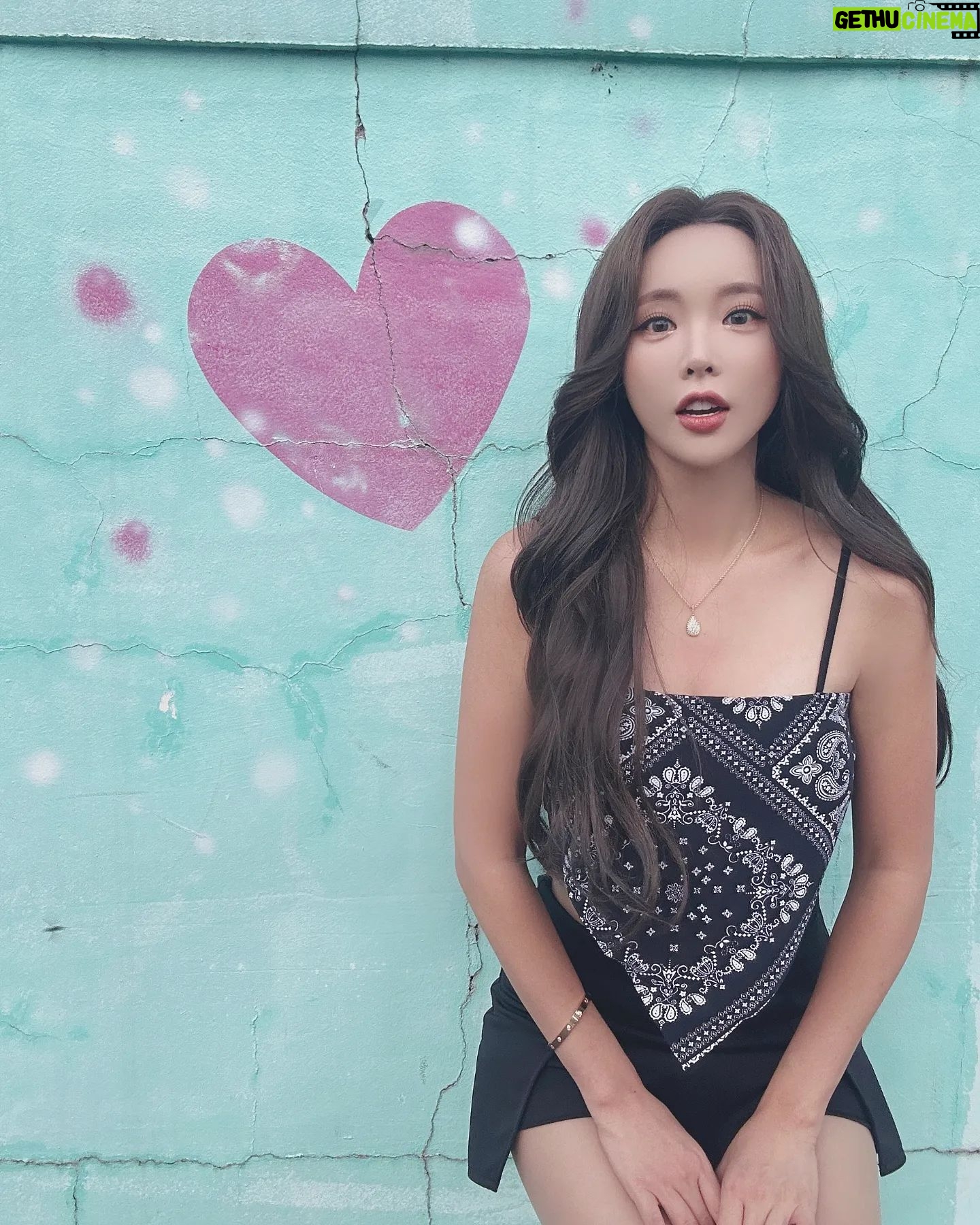 Hong Jin-young Instagram - 왜때문에 자꾸 팔만 타는 것이랍니까 #투톤바디