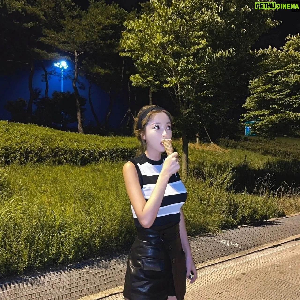 Hong Jin-young Instagram - #오늘밤에 아무도모르게 #아이스크림🍦