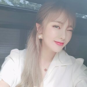 Hong Jin-young Instagram - 대기즁3 역시 셀카는 자연광이 쵝오♡