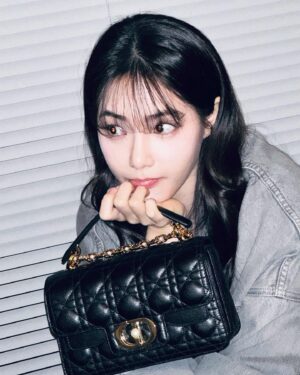Hong Su-zu Instagram - @Dior #광고 #Dior #DiorSS24
DIOR JOLIE BAG 🖤