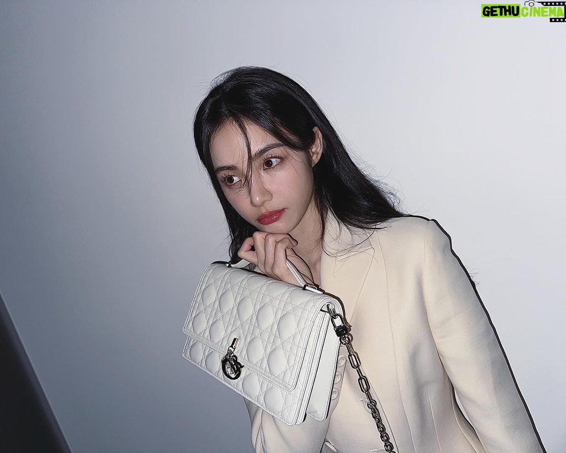 Hong Su-zu Instagram - DIOR SPRING-SUMMER2024 READY-TO-WEAR COLLECTION 😎 @Dior #DiorSS24 @MariaGraziaChiuri #BarJacket #광고