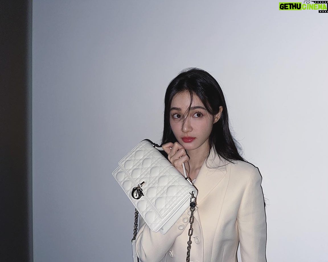 Hong Su-zu Instagram - DIOR SPRING-SUMMER2024 READY-TO-WEAR COLLECTION 😎 @Dior #DiorSS24 @MariaGraziaChiuri #BarJacket #광고