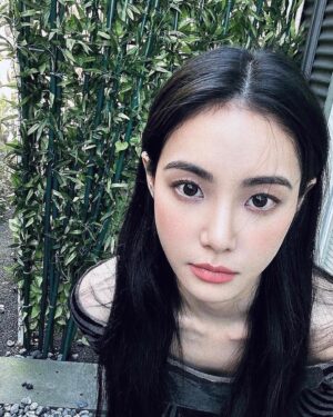 Hong Su-zu Instagram - 👀🌱🌿
#광고 #레이셀 #바슈롬