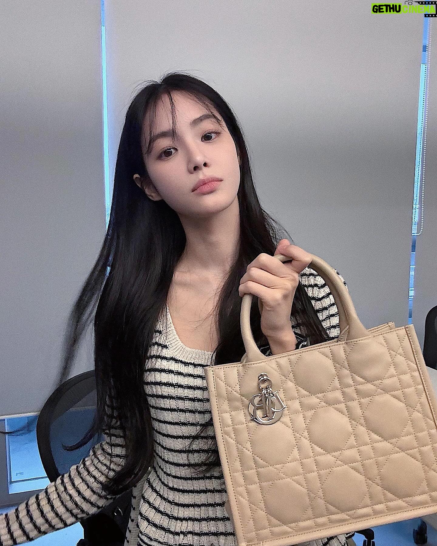 Hong Su-zu - 42.4K Likes - @Dior #ź“ź³ #DiorBookTote #DiorCruise š¦
New Dior Book Tote in Macrocannage Leather š¤
