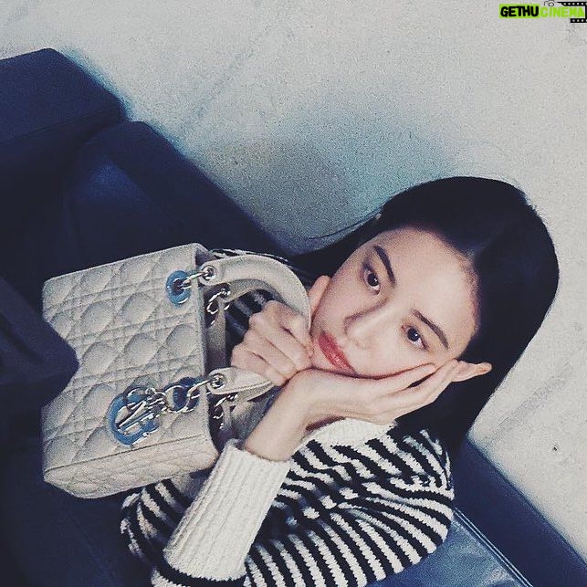 Hong Su-zu Instagram - ‘Lady Dior Celebration’ 전시가 9월 2일 선보입니다. @Dior #LadyDior #광고