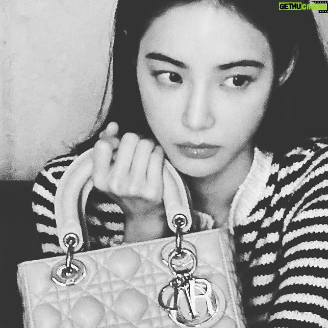 Hong Su-zu Instagram - ‘Lady Dior Celebration’ 전시가 9월 2일 선보입니다. @Dior #LadyDior #광고