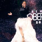 Hony Estrella Instagram - Angie Polanco rinde homenaje a un elegante vestido de la icónica marca Óscar de la Renta 💥🇩🇴 El cuerpo del vestido se ha confeccionado meticulosamente en terciopelo, destacando cortes simétricos en la parte delantera y trasera, una característica emblemática de los patrones de Angie Polanco. Este detalle busca incorporar de manera sutil el ADN único de sus creaciones. La elección de manga larga añade un toque de sofisticación, mientras que los hombros se adornan con hombreras redondeadas, un elemento distintivo común en los diseños de Angie Polanco. El bordado degradado de cristales negros en los hombros y puños agrega un toque glamuroso, resaltando la atención al detalle en cada elemento del vestido. El corte de la falda sigue de cerca el diseño original de Óscar de la Renta, buscando captar la gracia y movimiento en cascadas que caracterizan su creación. La parte frontal de la falda presenta una caída armoniosa, mientras que la cola, aunque más sencilla en comparación con el vestido original, añade un toque de elegancia discreta. 👗 Diseño | @angiepolancom 💥 Estilismo | @pawlasoto 💄 Maquillaje | @elismesa 💇🏼‍♀️ Peinado | @elvirasepulvedahair 👨🏼‍💻 | @duv.agency