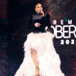 Hony Estrella Instagram - Angie Polanco rinde homenaje a un elegante vestido de la icónica marca Óscar de la Renta 💥🇩🇴 El cuerpo del vestido se ha confeccionado meticulosamente en terciopelo, destacando cortes simétricos en la parte delantera y trasera, una característica emblemática de los patrones de Angie Polanco. Este detalle busca incorporar de manera sutil el ADN único de sus creaciones. La elección de manga larga añade un toque de sofisticación, mientras que los hombros se adornan con hombreras redondeadas, un elemento distintivo común en los diseños de Angie Polanco. El bordado degradado de cristales negros en los hombros y puños agrega un toque glamuroso, resaltando la atención al detalle en cada elemento del vestido. El corte de la falda sigue de cerca el diseño original de Óscar de la Renta, buscando captar la gracia y movimiento en cascadas que caracterizan su creación. La parte frontal de la falda presenta una caída armoniosa, mientras que la cola, aunque más sencilla en comparación con el vestido original, añade un toque de elegancia discreta. 👗 Diseño | @angiepolancom 💥 Estilismo | @pawlasoto 💄 Maquillaje | @elismesa 💇🏼‍♀️ Peinado | @elvirasepulvedahair 👨🏼‍💻 | @duv.agency