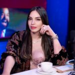 Hony Estrella Instagram – Refina lo que te dio la naturaleza. “No hay belleza que no haya sido trabajada, ni virtud que no luzca bárbara sin el brillo de la elaboración. Lo que se pule mejora lo malo y perfecciona lo bueno. Si te quedas en lo que te dio la naturaleza, serás común y corriente. Aplícate cada día al arte de superarte” 🫶🏻👽