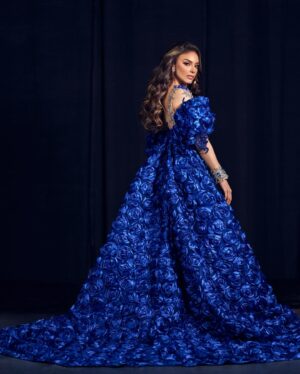 Hony Estrella Instagram - América entera hoy escucha mi voz… ¡llegó el momento que habían esperado 💥! 

 👗Diseño |  @michellereynosord
💥 Estilismo |  @pawlasoto ft @marlonhiraldo 
💄 Maquillaje |  @elismesa 
💇🏼‍♀️ Peinado | @elvirasepulvedahair
✂️ Extensiones | @afrolatinard 
📸 Fotografía |  @pineboxvs - @Jorge.fsh
👨🏼‍CM | @duv.agency