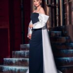Hony Estrella Instagram - Para nadie es un misterio que @hony_estrella es una mujer imponente, es una percha maravillosa que hace cualquier estilismo fácil. Pero lo fácil con ella no existe 😂, el reto era lograr 11 looks que puedan resaltarla pero sobre todo lucirse en el escenario de Premios Soberano 2024. Hony siempre ha sido admiradora de grandes divas de la industria. Ellas han sido sus musas para su carrera como también para los looks que elegimos junto a grandes diseñadores locales e internacionales. Para cada estilismo nos inspiramos en grandes mujeres como Marilyn Monroe, María Montez, Charytín Goico, Cher, María Félix y en Frida Kahlo para los diseños de Michelle Reynoso. A través del diseño de Angie Polanco le hicimos un homenaje al gran Oscar de la Renta. Asimismo, usamos dos diseños iconos internacionales, uno de Yves Saint Laurent y otro de Solace London. De igual forma se unió en el camino Jusef Sánchez, con dos piezas muy diferentes que aportaron frescura y color. Gracias Hony por este recorrido, gracias por confiar en mí, te adoro y admiro. Gracias Michelle, Angie, Jusef, Elis, Elvira, Marlon y a todo el gran equipo que hizo este posible. GRACIAS por tantos mensajes bonitos. Los abrazo con mucho cariño.