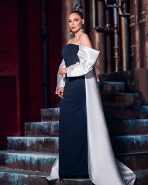 Hony Estrella Instagram - Para nadie es un misterio que @hony_estrella es una mujer imponente, es una percha maravillosa que hace cualquier estilismo fácil. 

Pero lo fácil con ella no existe 😂, el reto era lograr 11 looks que puedan resaltarla pero sobre todo lucirse en el escenario de Premios Soberano 2024.

Hony siempre ha sido admiradora de grandes divas de la industria. Ellas han sido sus musas para su carrera como también para los looks que elegimos junto a grandes diseñadores locales e internacionales. 

Para cada estilismo nos inspiramos en grandes mujeres como Marilyn Monroe, María Montez, Charytín Goico, Cher, María Félix y en Frida Kahlo para los diseños de Michelle Reynoso. 

A través del diseño de Angie Polanco le hicimos un homenaje al gran Oscar de la Renta. Asimismo, usamos dos diseños iconos internacionales, uno de  Yves Saint Laurent y otro de Solace London. 

De igual forma se unió en el camino Jusef Sánchez, con dos piezas muy diferentes que aportaron frescura y color. 

Gracias Hony por este recorrido, gracias por confiar en mí, te adoro y admiro. Gracias Michelle, Angie, Jusef, Elis, Elvira, Marlon y a todo el gran equipo que hizo este posible. 

GRACIAS por tantos mensajes bonitos. Los abrazo con mucho cariño.