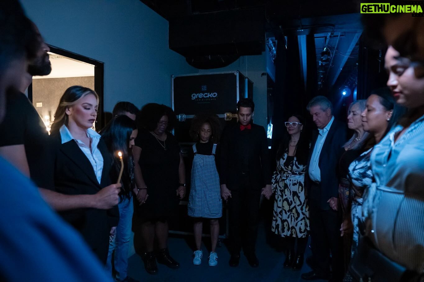 Hony Estrella Instagram - Pórtate Bien Gracias @hony_estrella & @vicentsant por confiar en mi trabajo y más en los momentos de presión. Una experiencia única trabajar el teatro 🎭. Con 3 meses de muchos ensayos y preparaciones para poder lograr el objetivo. Esta es la primera de muchas que vienen 🙌 gracias. Dirección: @vicentsant Interprete: @hony_estrella Producción de videos @anakaleki @cgabrielgc Video Recap: @andersonvaldezd Fotografías: @hillaryhollings_ Gracias Equipo lo logramos 🙌🫶