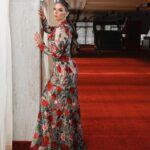 Hony Estrella Instagram - ¿Quiénes están en sintonía 👀? ¿Cómo vamos? ¡Cuenten todooo! 👗 Diseño | @michellereynosord 💥 Estilismo | @pawlasoto ft @marlonhiraldo 💄 Maquillaje | @elismesa 💇🏼‍♀️ Peinado | @elvirasepulvedahair 📸 Fotografía | @christianduval 👨🏼‍💻 | @duv.agency