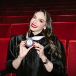 Hony Estrella Instagram - A pocos días de la gran noche de @premiosoberano 🏆 Estoy doblemente agradecida y emocionada por esta nominación a Actriz del Año de Teatro por mi monólogo ‘Pórtate Bien’, una obra que me llenó de mucho orgullo por el gran resultado que logramos junto a mi hermano y director @vicentsant y un maravilloso equipo. Gracias @acroarterd por esta distinción. 📸 | @darecphoto 💄 | @elismesa 👗 @angiepolancom 💥 Styling | @pawlasoto ft @marlonhiraldo