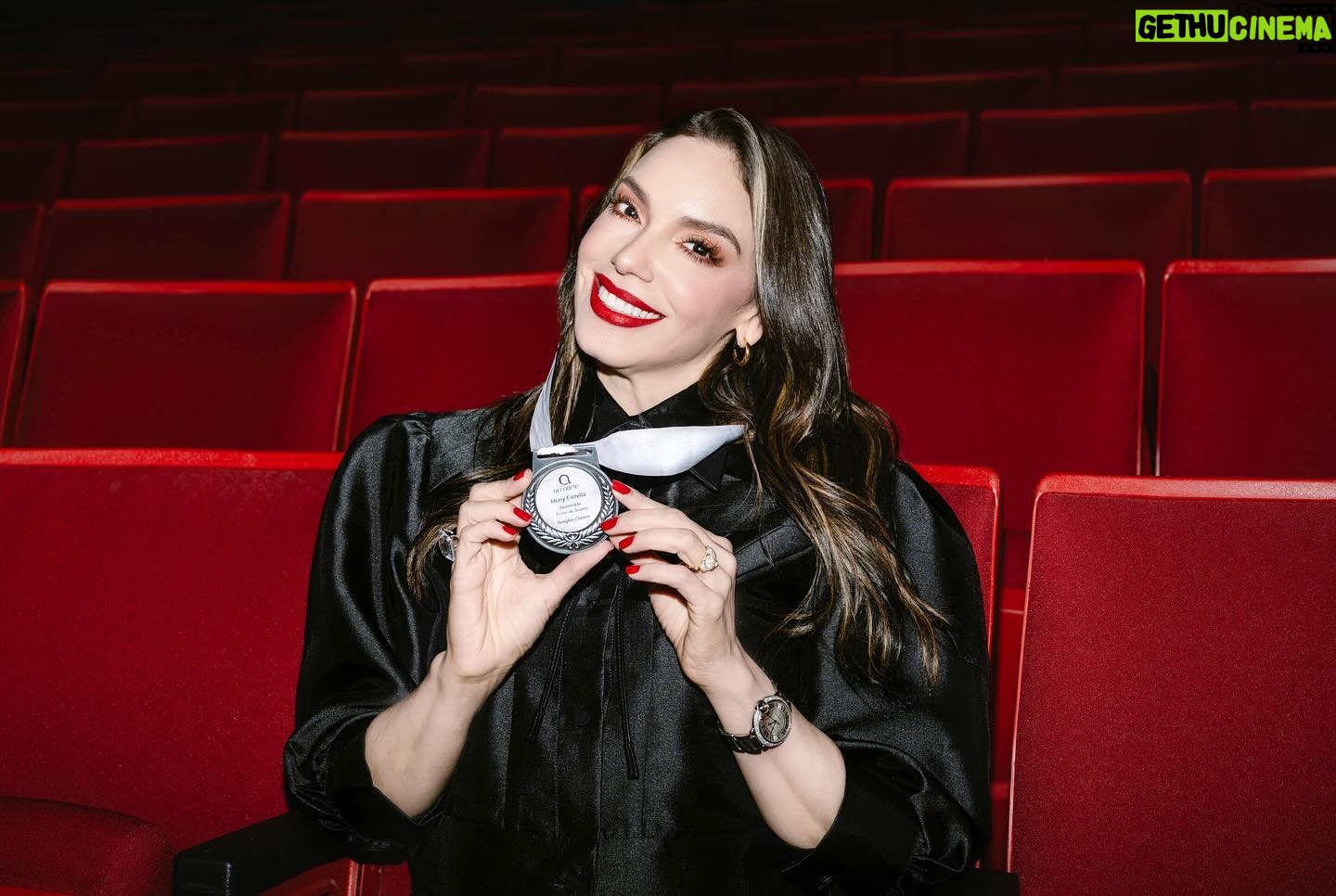 Hony Estrella Instagram - A pocos días de la gran noche de @premiosoberano 🏆 Estoy doblemente agradecida y emocionada por esta nominación a Actriz del Año de Teatro por mi monólogo ‘Pórtate Bien’, una obra que me llenó de mucho orgullo por el gran resultado que logramos junto a mi hermano y director @vicentsant y un maravilloso equipo. Gracias @acroarterd por esta distinción. 📸 | @darecphoto 💄 | @elismesa 👗 @angiepolancom 💥 Styling | @pawlasoto ft @marlonhiraldo