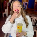 Hony Estrella Instagram - Estoy súper feliz de todas las cosas buenas que están sucediendo y muy agradecida con papá Dios por permitirme disfrutarla junto a mi gente querida 😍 Todos nos sumergimos en el crujido celestial de las Papas @hiperole 😍 ¡Perfectas para compartir y disfrutar en Semana Santa 🥔✨ ! #SnackSagrado #CrujidoDivino