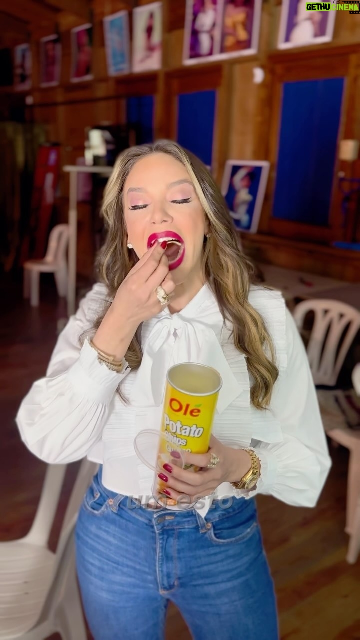 Hony Estrella Instagram - Estoy súper feliz de todas las cosas buenas que están sucediendo y muy agradecida con papá Dios por permitirme disfrutarla junto a mi gente querida 😍 Todos nos sumergimos en el crujido celestial de las Papas @hiperole 😍 ¡Perfectas para compartir y disfrutar en Semana Santa 🥔✨ ! #SnackSagrado #CrujidoDivino