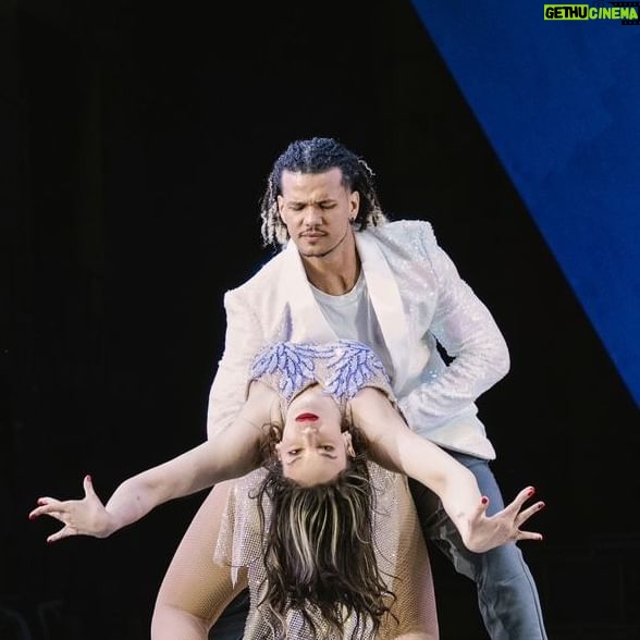 Hony Estrella Instagram - ¡Una conexión que trasciende el tiempo! 🌟 Este es el detrás de escena de los ensayos entre @hony_estrella y @itsjoncastillo . 💃🕺 Hony y Jonathan son pareja de baile desde hace años, desde nuestra época en ‘Quién Baila Mejor’, donde nos conocimos. Desde entonces, ellos han compartido una historia como pareja de baile y coach que ha perdurado en el tiempo. ✨ Cuando nos enteramos de que Hony sería la presentadora oficial de los premios más importantes del país, los Premios Soberano, no podíamos contener la emoción. ¡Es más que un sueño verla brillar en este escenario junto a todas las personas que han sido parte de su trayectoria! 🎥💫 Dirección Artística @gecordero #HonyEstrella #JonathanCastillo #NucleoExtremo #PremiosSoberano #DetrásDeCámaras