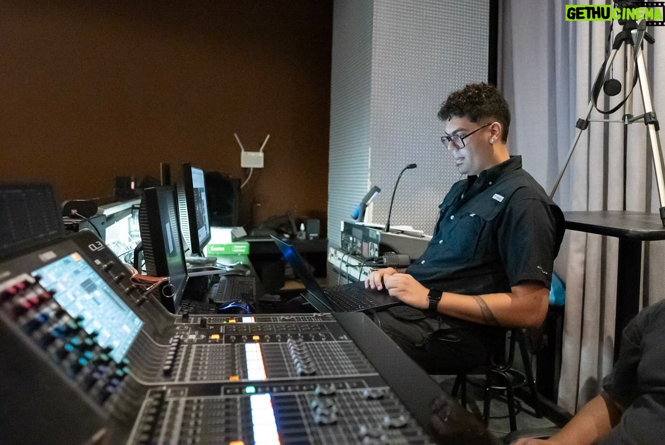 Hony Estrella Instagram - Pórtate Bien Gracias @hony_estrella & @vicentsant por confiar en mi trabajo y más en los momentos de presión. Una experiencia única trabajar el teatro 🎭. Con 3 meses de muchos ensayos y preparaciones para poder lograr el objetivo. Esta es la primera de muchas que vienen 🙌 gracias. Dirección: @vicentsant Interprete: @hony_estrella Producción de videos @anakaleki @cgabrielgc Video Recap: @andersonvaldezd Fotografías: @hillaryhollings_ Gracias Equipo lo logramos 🙌🫶