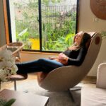Hony Estrella Instagram – Nuestro rinconcito de descanso donde se encuentra la silla de masaje es uno de los espacios favoritos de ustedes😊 

Automáticamente te sientas, te relajas con los masajes y la vista al jardín.

Y tu, ya probaste nuestra silla @ceragemdo? 

#ceragem #relajación #bienestar #silladerelajacion #piaesteticard #distritonacional
