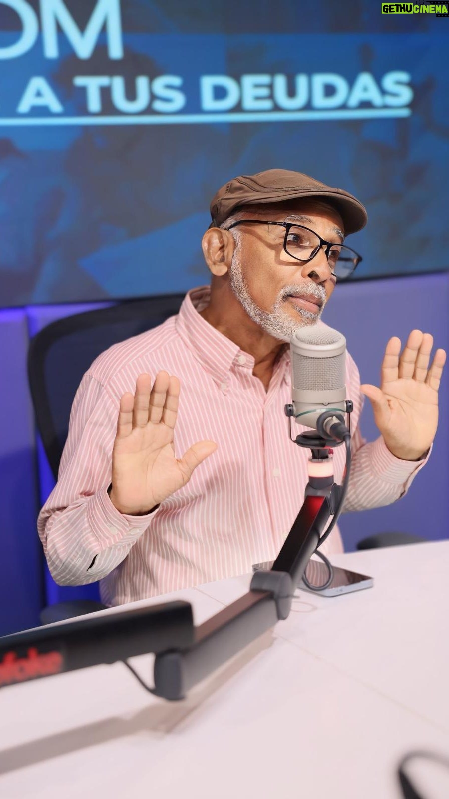 Hony Estrella Instagram - El dominicano lo vuelve a hacer🫠🤣. Aunque a veces nos sentimos dueños de la calle, recordemos que en todo hay normas y el respeto es clave al pedir algo🙄. Puedes disfrutar de la entrevista completa en nuestro canal de YouTube @finanzas_humor 🎥📺. 🔗Enlace en la biografía. #FinanzasconHumor #FinanzasPersonales #JuanCarlosGuilbe #EladioHernández #HonyEstrella #LarimarFiallo #ErnestoJiménez #FaustoMata #Alofoke #InversiónLatina #LatinoBussines #EmpoderamientoFinanciero #NegociosHispanos #Abogado #Idioma #Español #Dominicano #RepúblicaDominicana #Respeto #Cortesía