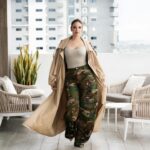 Hony Estrella Instagram - Moreiraaas, ¿cómo me los trata esta lluvia? 👀 A mi me toca camita peli chocolatito caliente 🤤 ¿Y a ustedes? Este look súper cómodo es de @modaholicthestore (amo toodoo de la tienda 😍), y el estilismo de mi @marlonhiraldo (el de la última foto ❤️, mi hermano querido) y el maquillaje del real @elismesa 😂 El moñito me lo hice yo misma 😂, ¿pasé la prueba @elvirasepulvedahair 😂? 📸 | @darecphoto