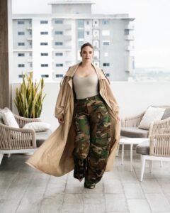 Hony Estrella Instagram - Moreiraaas, ¿cómo me los trata esta lluvia? 👀 A mi me toca camita peli chocolatito caliente 🤤 ¿Y a ustedes? Este look súper cómodo es de @modaholicthestore (amo toodoo de la tienda 😍), y el estilismo de mi @marlonhiraldo (el de la última foto ❤️, mi hermano querido) y el maquillaje del real @elismesa 😂 El moñito me lo hice yo misma 😂, ¿pasé la prueba @elvirasepulvedahair 😂? 📸 | @darecphoto