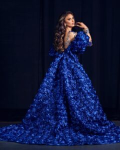 Hony Estrella Instagram - Para nadie es un misterio que @hony_estrella es una mujer imponente, es una percha maravillosa que hace cualquier estilismo fácil. Pero lo fácil con ella no existe 😂, el reto era lograr 11 looks que puedan resaltarla pero sobre todo lucirse en el escenario de Premios Soberano 2024. Hony siempre ha sido admiradora de grandes divas de la industria. Ellas han sido sus musas para su carrera como también para los looks que elegimos junto a grandes diseñadores locales e internacionales. Para cada estilismo nos inspiramos en grandes mujeres como Marilyn Monroe, María Montez, Charytín Goico, Cher, María Félix y en Frida Kahlo para los diseños de Michelle Reynoso. A través del diseño de Angie Polanco le hicimos un homenaje al gran Oscar de la Renta. Asimismo, usamos dos diseños iconos internacionales, uno de Yves Saint Laurent y otro de Solace London. De igual forma se unió en el camino Jusef Sánchez, con dos piezas muy diferentes que aportaron frescura y color. Gracias Hony por este recorrido, gracias por confiar en mí, te adoro y admiro. Gracias Michelle, Angie, Jusef, Elis, Elvira, Marlon y a todo el gran equipo que hizo este posible. GRACIAS por tantos mensajes bonitos. Los abrazo con mucho cariño.