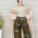 Hony Estrella Instagram - Moreiraaas, ¿cómo me los trata esta lluvia? 👀 A mi me toca camita peli chocolatito caliente 🤤 ¿Y a ustedes? Este look súper cómodo es de @modaholicthestore (amo toodoo de la tienda 😍), y el estilismo de mi @marlonhiraldo (el de la última foto ❤️, mi hermano querido) y el maquillaje del real @elismesa 😂 El moñito me lo hice yo misma 😂, ¿pasé la prueba @elvirasepulvedahair 😂? 📸 | @darecphoto