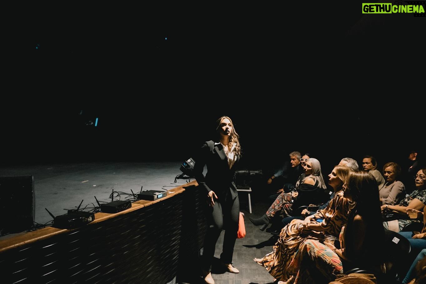 Hony Estrella Instagram - Pórtate Bien Gracias @hony_estrella & @vicentsant por confiar en mi trabajo y más en los momentos de presión. Una experiencia única trabajar el teatro 🎭. Con 3 meses de muchos ensayos y preparaciones para poder lograr el objetivo. Esta es la primera de muchas que vienen 🙌 gracias. Dirección: @vicentsant Interprete: @hony_estrella Producción de videos @anakaleki @cgabrielgc Video Recap: @andersonvaldezd Fotografías: @hillaryhollings_ Gracias Equipo lo logramos 🙌🫶