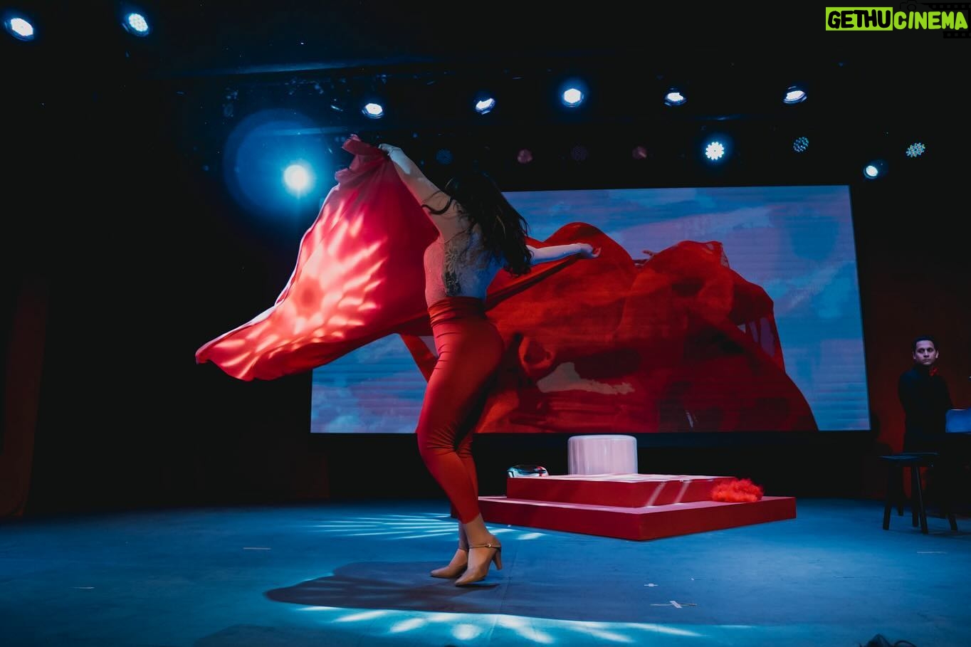 Hony Estrella Instagram - Pórtate Bien Gracias @hony_estrella & @vicentsant por confiar en mi trabajo y más en los momentos de presión. Una experiencia única trabajar el teatro 🎭. Con 3 meses de muchos ensayos y preparaciones para poder lograr el objetivo. Esta es la primera de muchas que vienen 🙌 gracias. Dirección: @vicentsant Interprete: @hony_estrella Producción de videos @anakaleki @cgabrielgc Video Recap: @andersonvaldezd Fotografías: @hillaryhollings_ Gracias Equipo lo logramos 🙌🫶