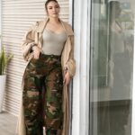 Hony Estrella Instagram - Moreiraaas, ¿cómo me los trata esta lluvia? 👀 A mi me toca camita peli chocolatito caliente 🤤 ¿Y a ustedes? Este look súper cómodo es de @modaholicthestore (amo toodoo de la tienda 😍), y el estilismo de mi @marlonhiraldo (el de la última foto ❤️, mi hermano querido) y el maquillaje del real @elismesa 😂 El moñito me lo hice yo misma 😂, ¿pasé la prueba @elvirasepulvedahair 😂? 📸 | @darecphoto