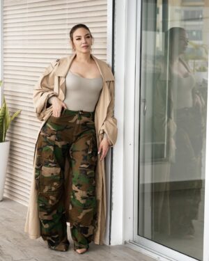 Hony Estrella Instagram - Moreiraaas, ¿cómo me los trata esta lluvia? 👀 A mi me toca camita   peli   chocolatito caliente 🤤 ¿Y a ustedes? 

Este look súper cómodo es de @modaholicthestore (amo toodoo de la tienda 😍), y el estilismo de mi
@marlonhiraldo (el de la última foto ❤️, mi hermano querido) y el maquillaje del real @elismesa 😂 El moñito me lo hice yo misma 😂, ¿pasé la prueba @elvirasepulvedahair 😂?

📸 | @darecphoto