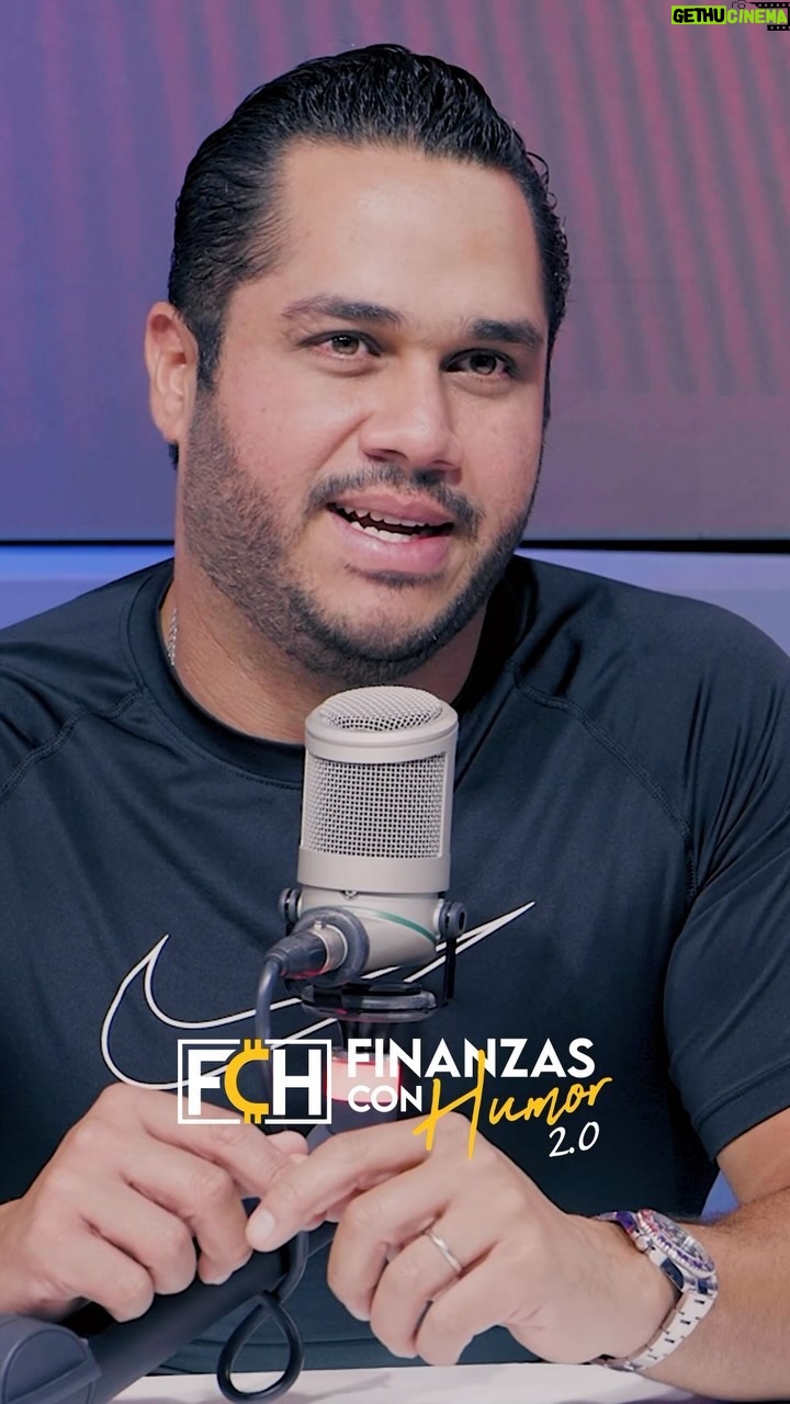 Hony Estrella Instagram - Separados al nacer🤣👏. @jcpichardo01 nos deja boquiabiertos con su increíble imitación del presidente #LuisAbinader🤩🤌. ¿Alguien más cree que la voz es idéntica?👇 Puedes disfrutar de la entrevista completa en el canal de YouTube de @finanzas_humor 🎥📺. 🔗 Enlace en la biografía. #FinanzasConHumor #FinanzasPersonales #JuanCarlosGuilbe #JuanCarlosPichardo #HonyEstrella #LarimarFiallo #ErnestoJimenez #LatinoBussines #VidaPersonal #DesarrolloProfesional #FondodeEmergencia #AhorroFinanciero
